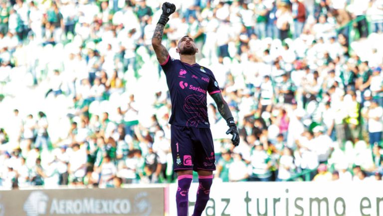Jonathan Orozco festeja un gol de Santos