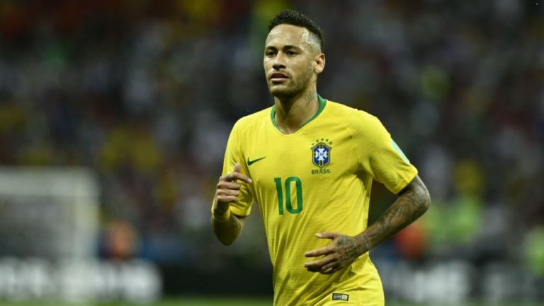 Neymar corre durante un juego con la selección de Brasil