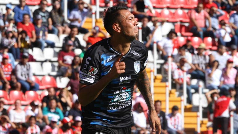 Leonardo Ulloa festeja un gol con Pachuca