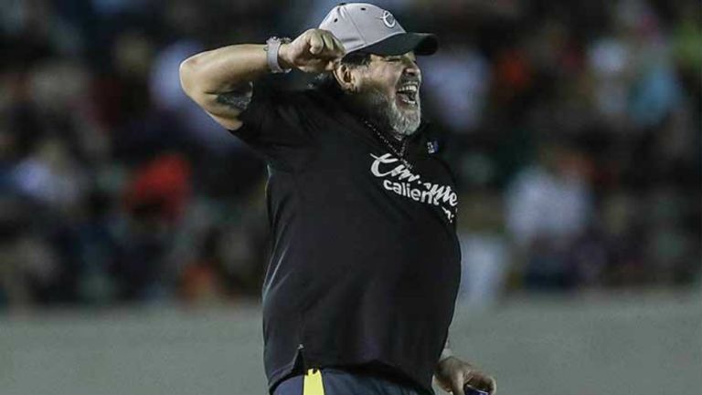 Maradona dirigiendo a Dorados en el partido vs Cimarrones