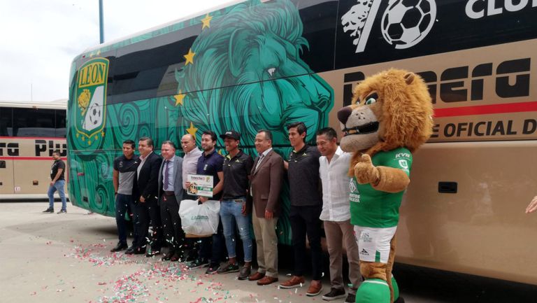 León presentó el nuevo autobús del equipo
