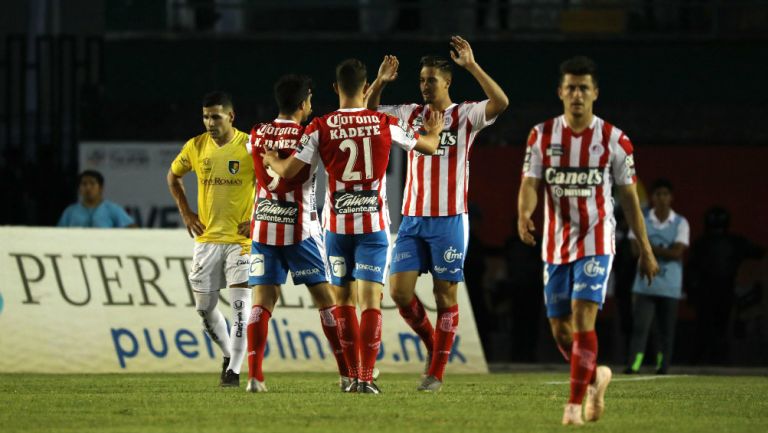 Jugadores de Atlético celebran anotación de Ian González