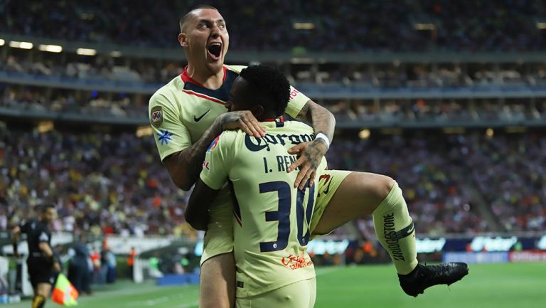 Castillo celebra un gol con América en el Clásico Nacional