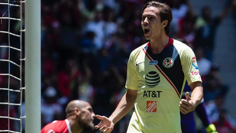 Francisco Córdova festeja su gol ante Toluca