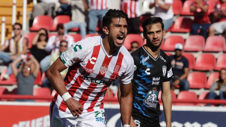 Lalo Herrera festeja un gol con Necaxa