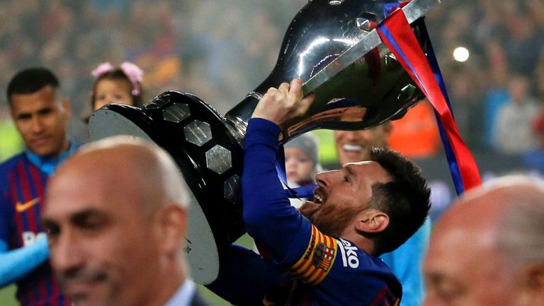 Lionel Messi levanta el trofeo de La Liga