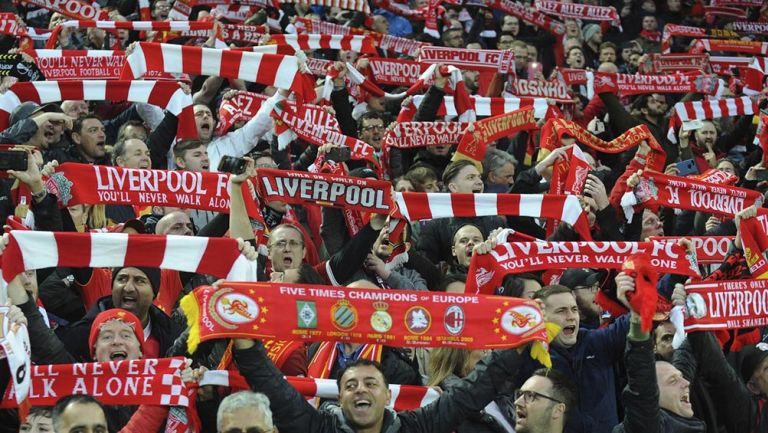 Fans del Liverpool apoyan a su equipo