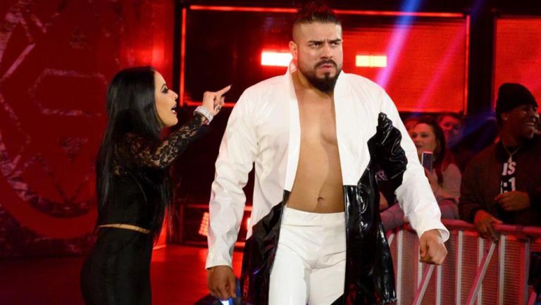 Andrade hace su entrada al ring en WWE
