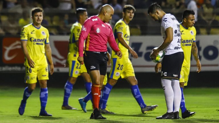 Juan Andrés Esquivel marca tiro libre para Dorados