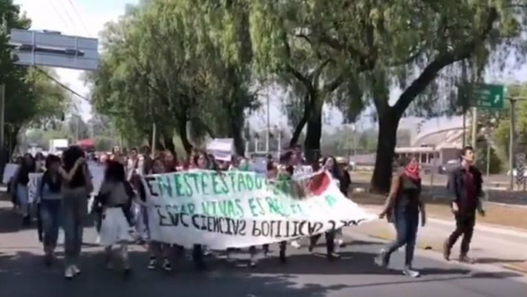 Alumnos de la UNAM marchan rumbo a CU