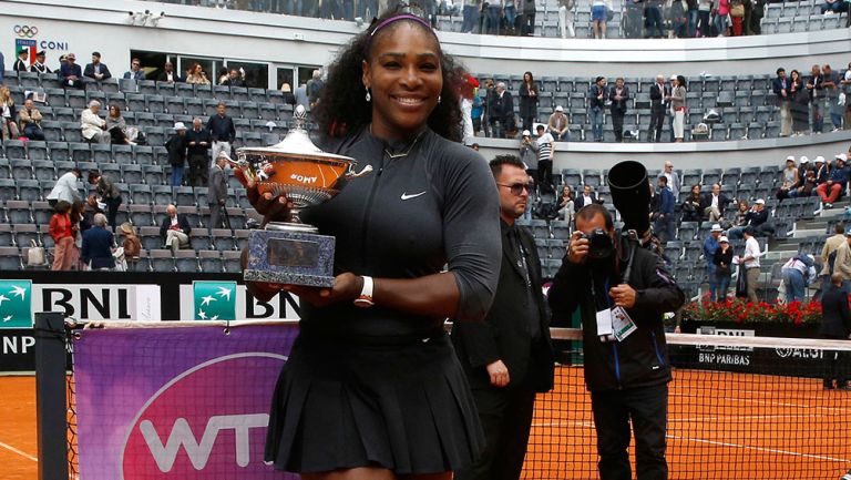 Serena Williams muestra con orgullo uno de sus trofeos 