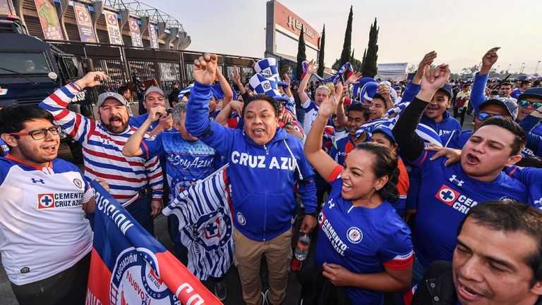 Aficionados de Cruz Azul, en las afueras del Estadio Azteca