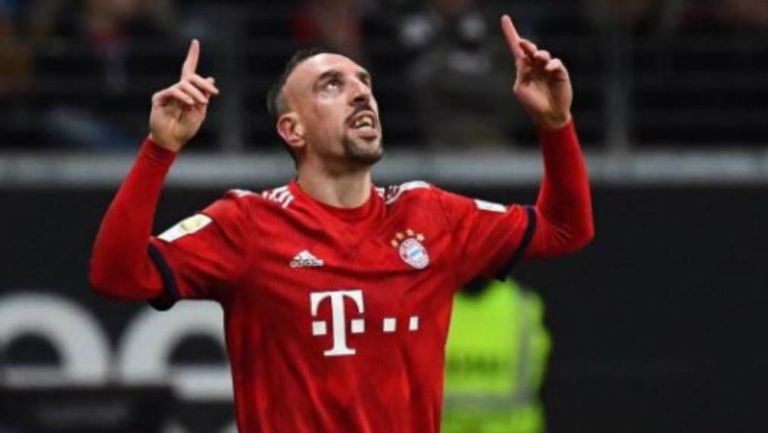 Frank Ribéry festeja un gol con el Bayern