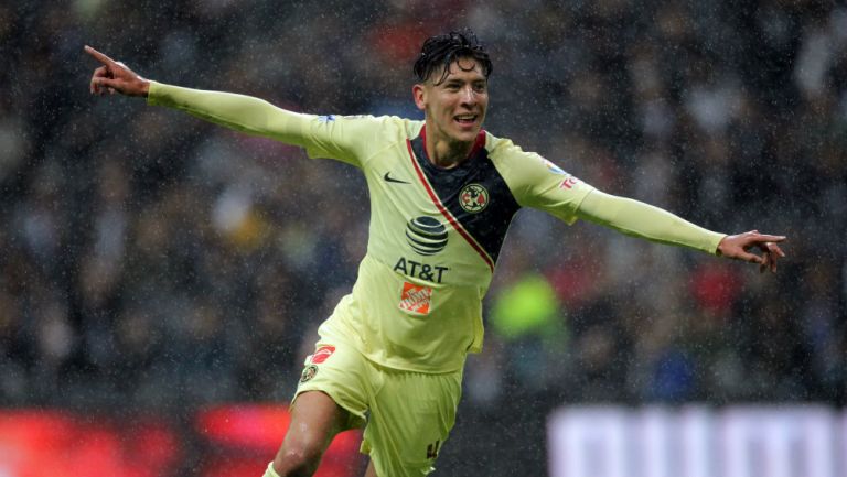 Edson Álvarez en festejo de gol 