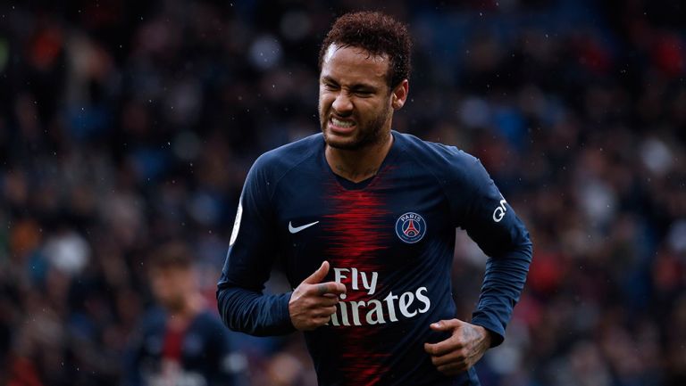 Neymar se lamenta en juego del PSG