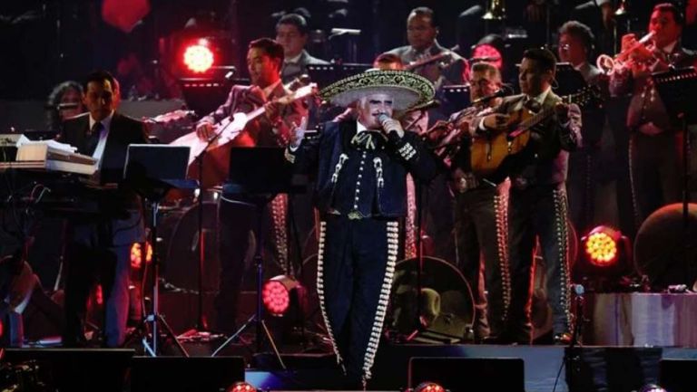 Vicente Fernández, durante su último concierto en el Estadio Azteca