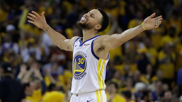 Stephen Curry celebra la victoria de Warriors