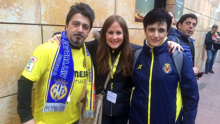 Mónica Benavent con fans del Villarreal