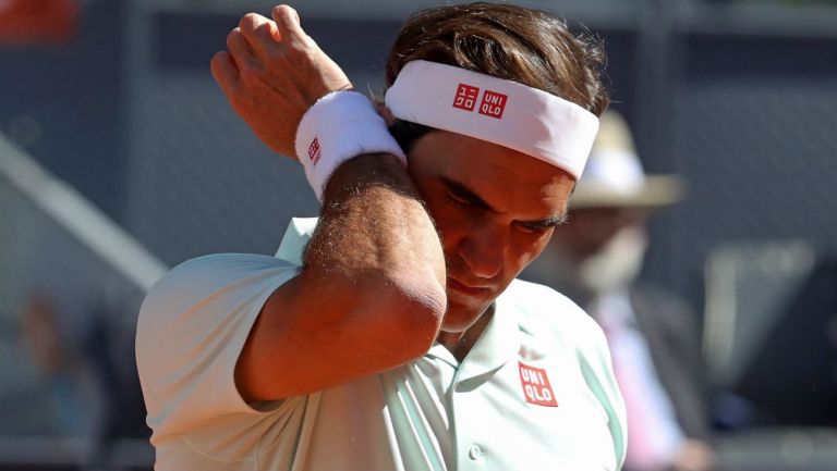 Roger Federer se lamenta durante el partido