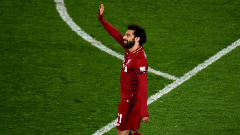 Salah saluda durante un juego del Liverpool