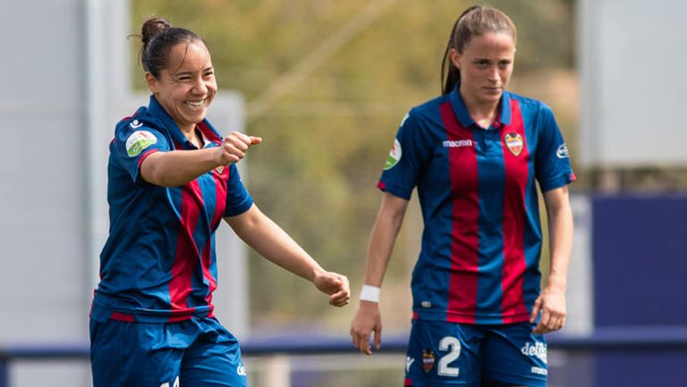 Charlyn Corral festeja gol con el Levante Femenil