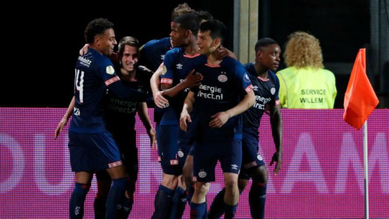 Jugadores del PSV festejan un gol