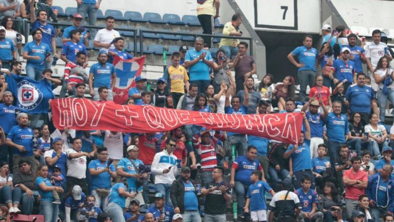 Seguidores de Cruz Azul en las gradas del Estadio Azteca