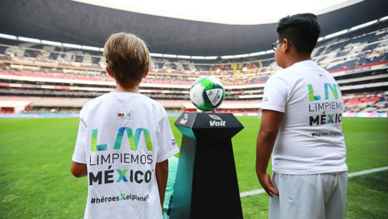 Niños durante el protocolo de Liga MX en el Clásico Joven