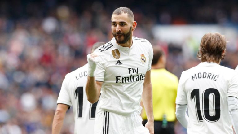 Benzema celebra anotación con el Real Madrid 