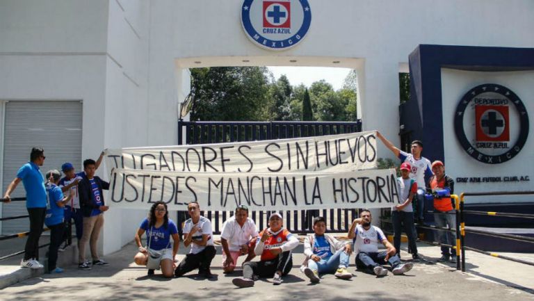 Aficionados del Cruz Azul protestan en La Noria