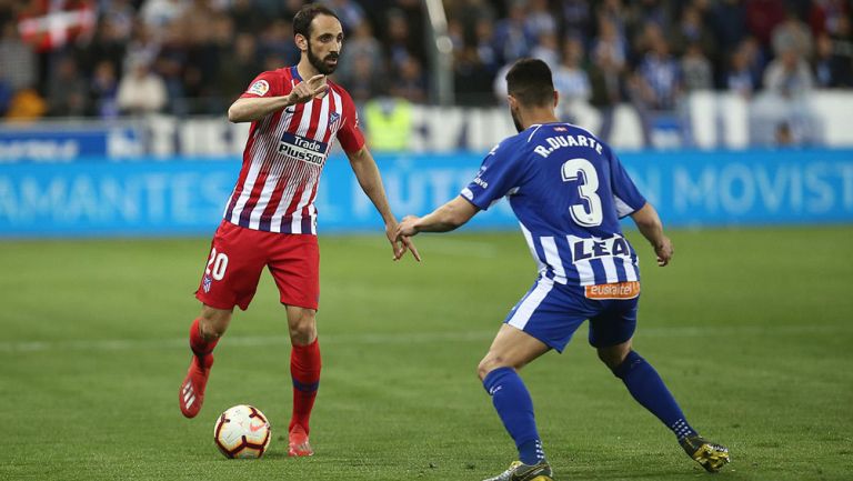 Juanfran, durante un duelo con el Atlético de Madrid 