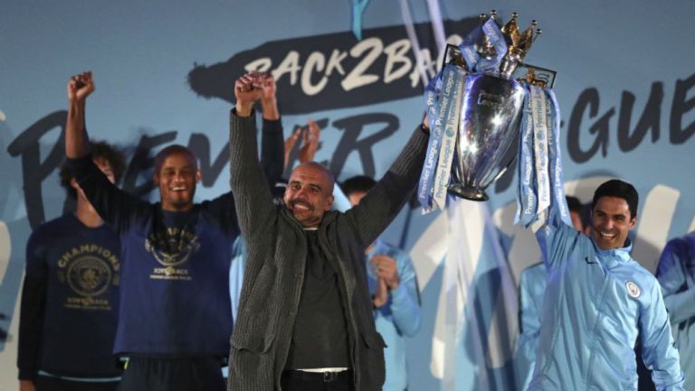Pep Guariola festeja con el trofeo de la Premier League