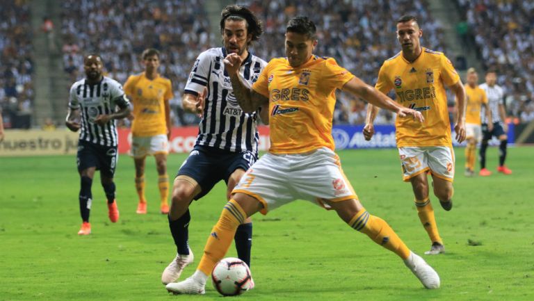 Rodolfo Pizarro y Carlos Salcedo disputan un balón 
