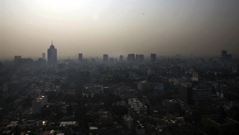 Vista desde las alturas muestra la contaminación en la Ciudad de México