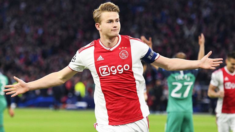 Matthijs de Ligt celebra un tanto con Ajax 