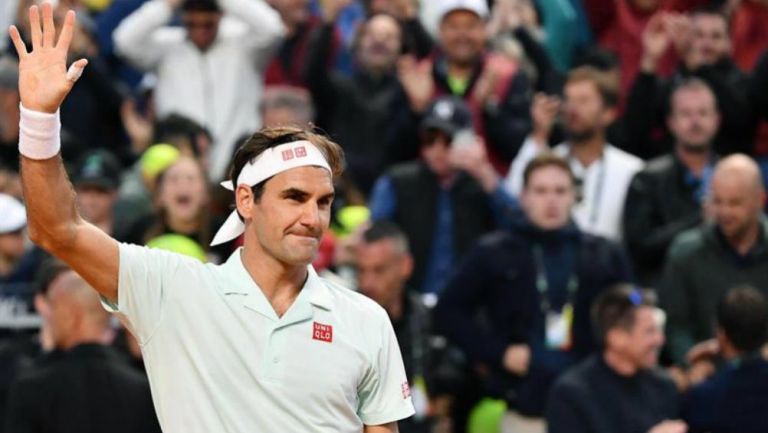 Federer celebra tras vencer al croata Borna Coric 