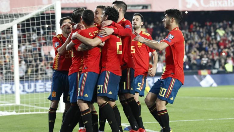 España celebra anotación en un partido amistoso