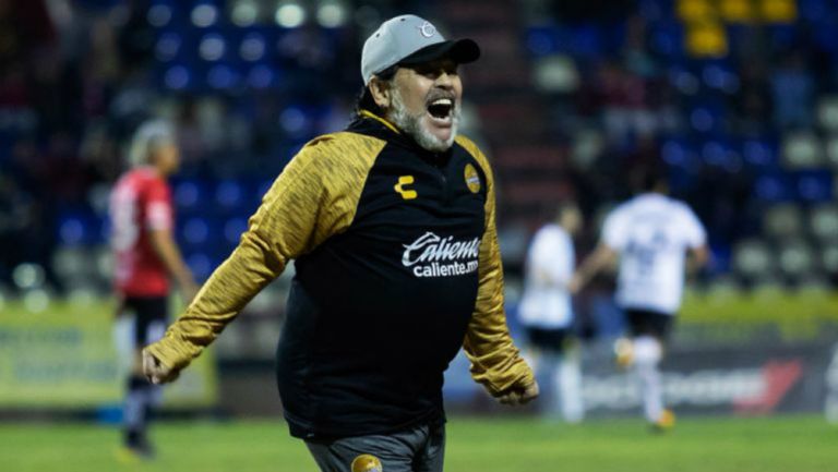 Diego Maradona, festejando un gol de su equipo