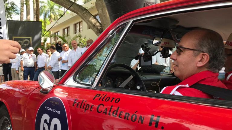 Felipe Calderón conduce porsche rojo en el Rally Maya 2019