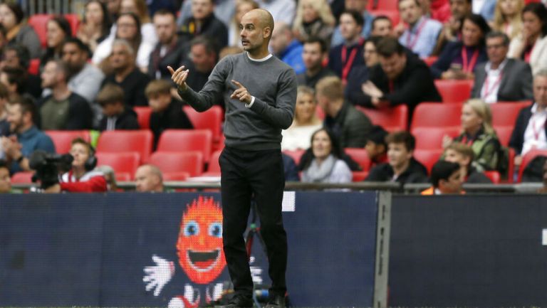 Pep Guardiola da instrucciones en el Manchester City vs Watford 