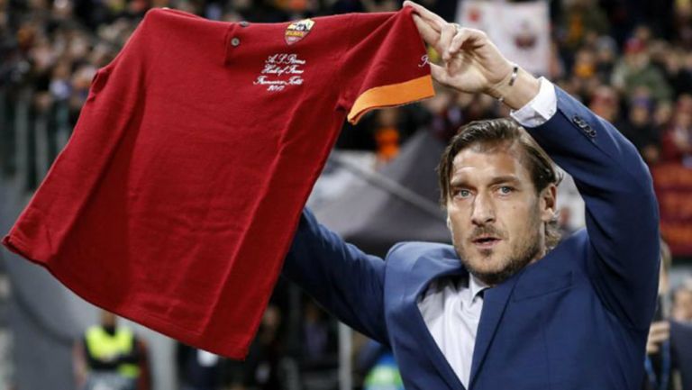 Totti muestra a los aficionados playera de la Roma
