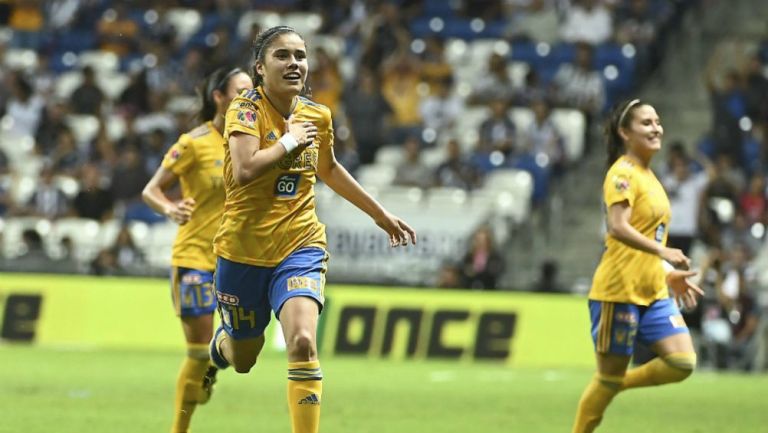 Lizbeth Ovalle celebra gol contra Rayadas