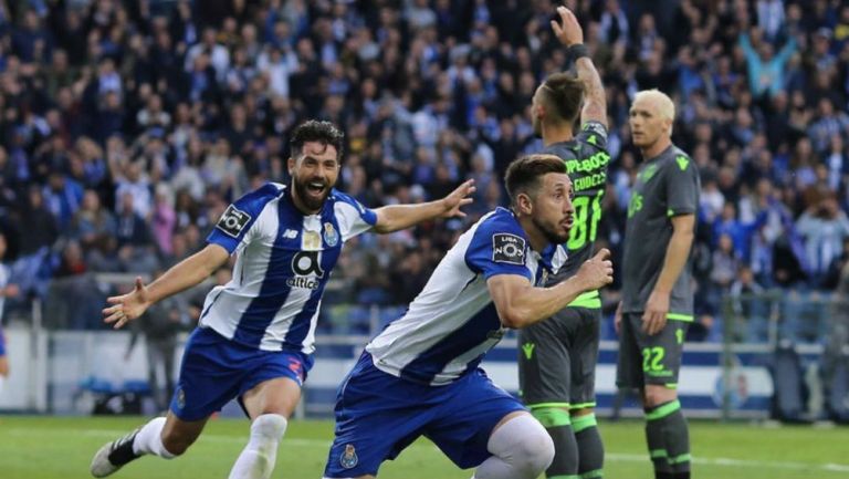 Héctor Herrera festeja un gol con el Porto