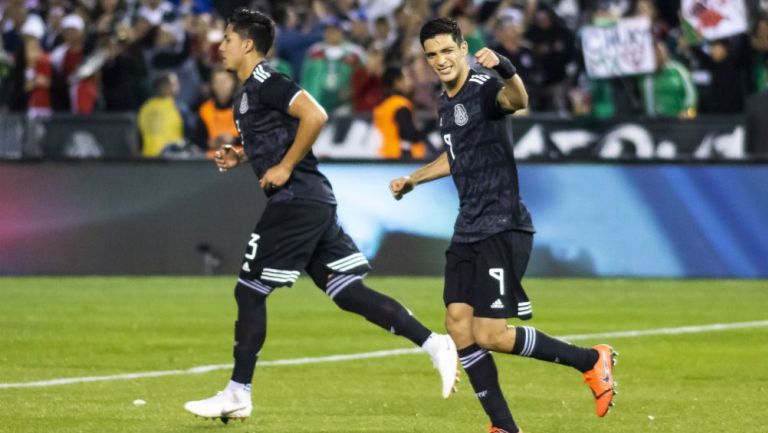 Raúl Jiménez festeja un gol en el amistoso entre el Tri y Chile