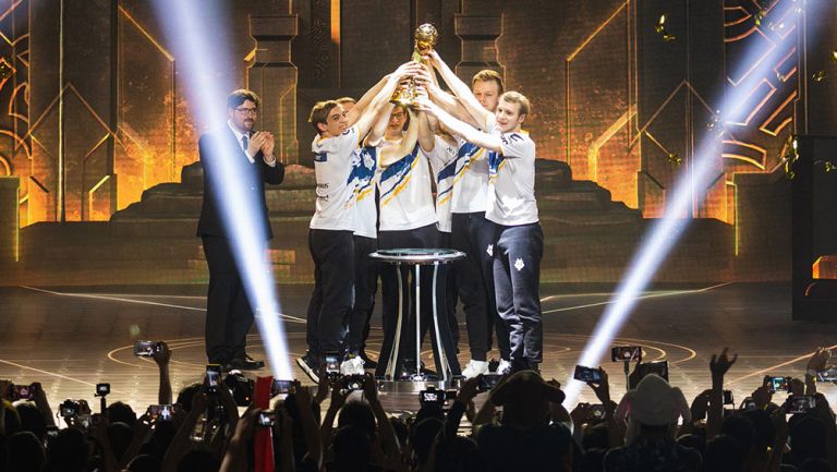 Los jugadores de G2 Esports levantan el trofeo de campeón en el MSI 2019