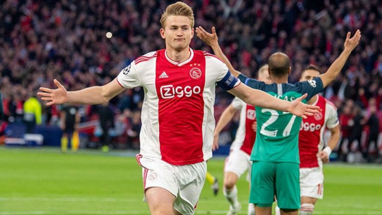 De Ligt celebra una anotación con el Ajax en Champions 