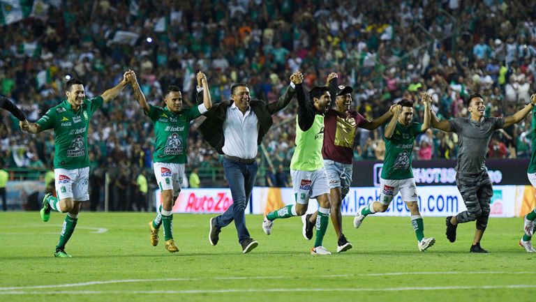 Jugadores de León festejan el pase a la Final