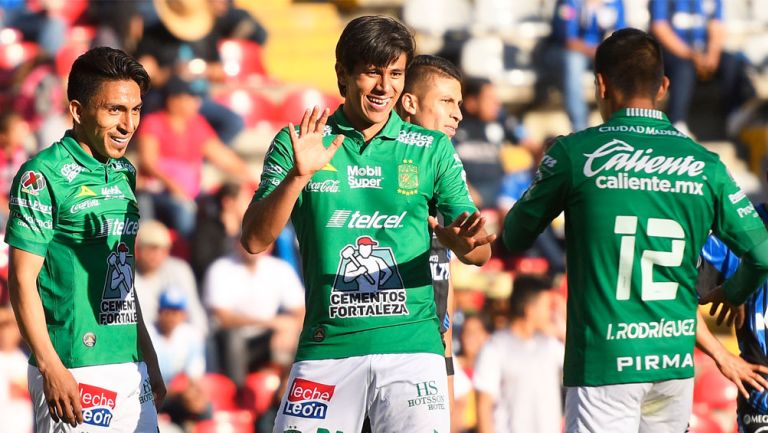 León festeja gol José Juan Macías