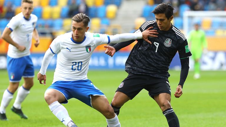 José Juan Macías intenta recuperar el balón contra Italia 