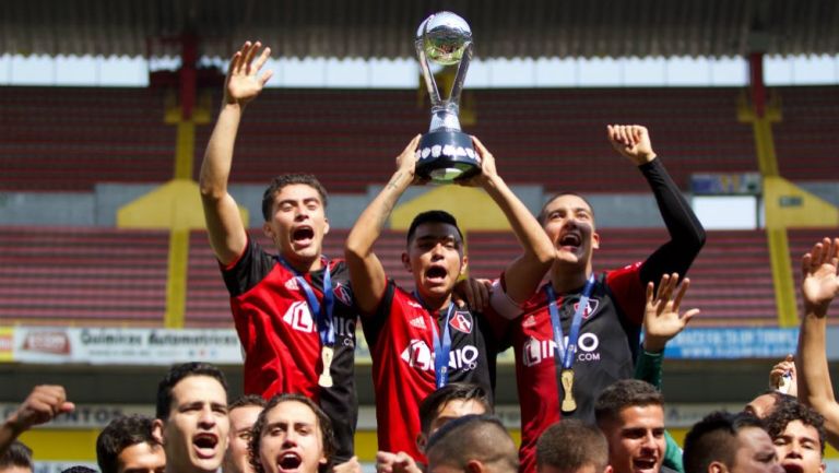 Denilson Villa levanta el trofeo del Clausura 2019 de la Sub 20